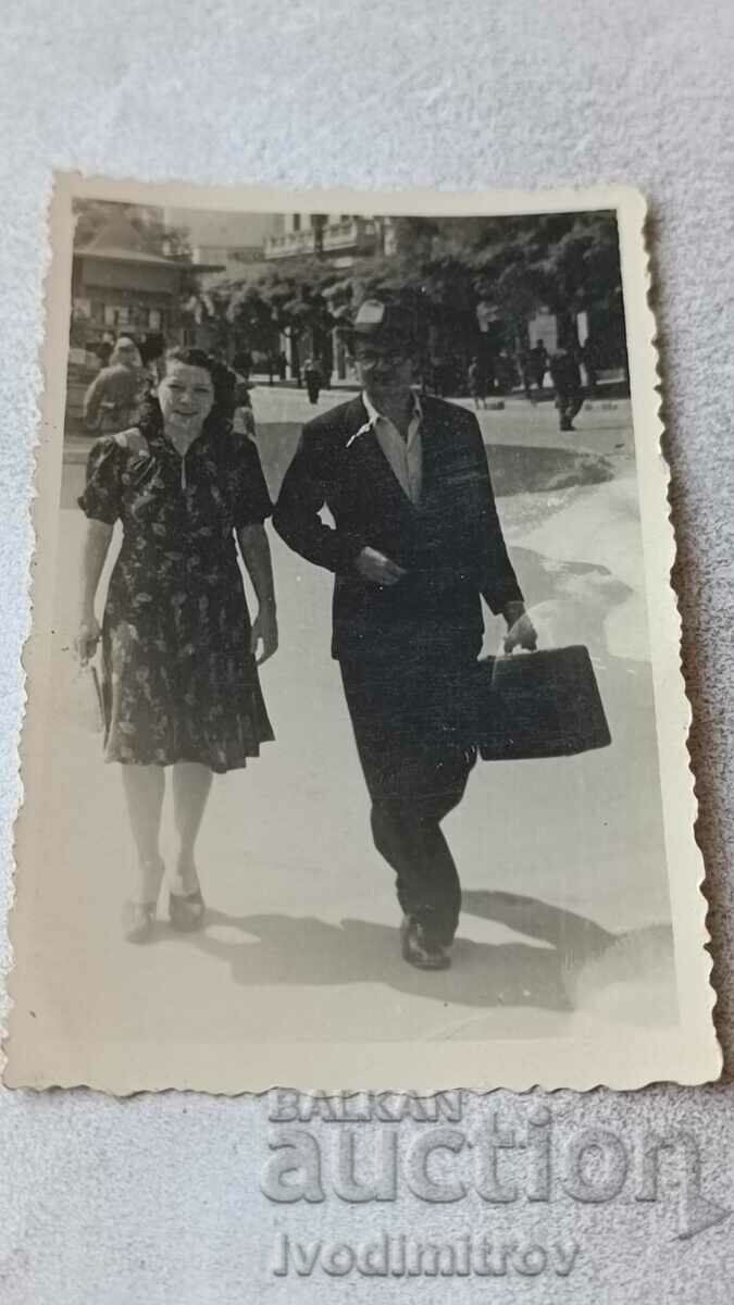 Снимка Солунъ Мъж и млада жена на разходка 1943