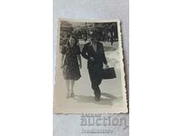 Снимка Солунъ Мъж и млада жена на разходка 1943