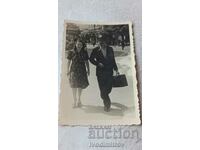 Photo Thessaloniki A man and a young woman on a walk 1943