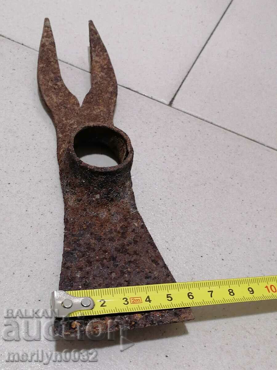 Delivery of Ancient agricultural blade, pitchfork, hoe, wrought iron Delivery of Ancient agricultural blade, pitchfork, hoe, wrought iron