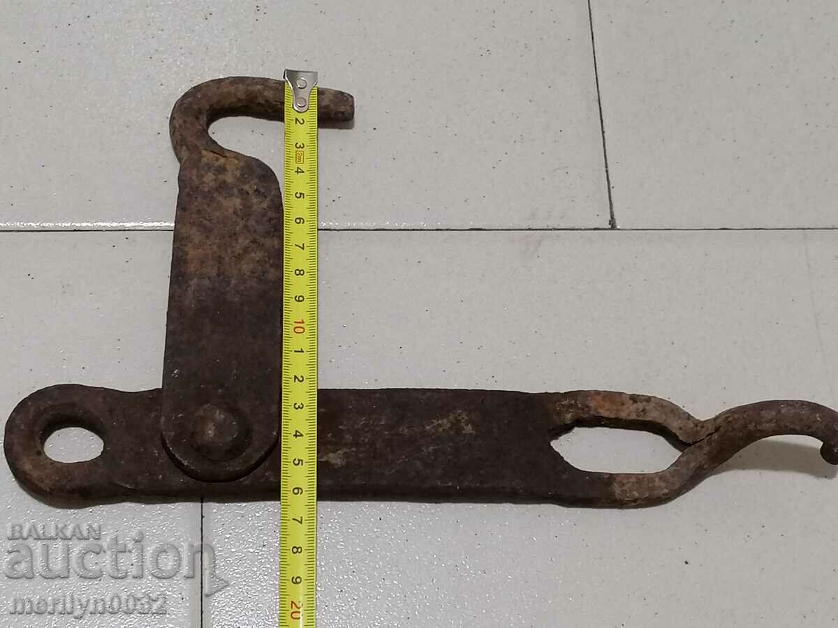 Delivery of Old carved wrought iron padlock primitive chain Delivery of Old carved wrought iron padlock primitive chain