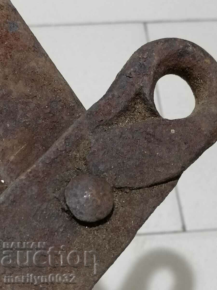 Old carved wrought iron padlock primitive chain - 6 Old carved wrought iron padlock primitive chain - 6