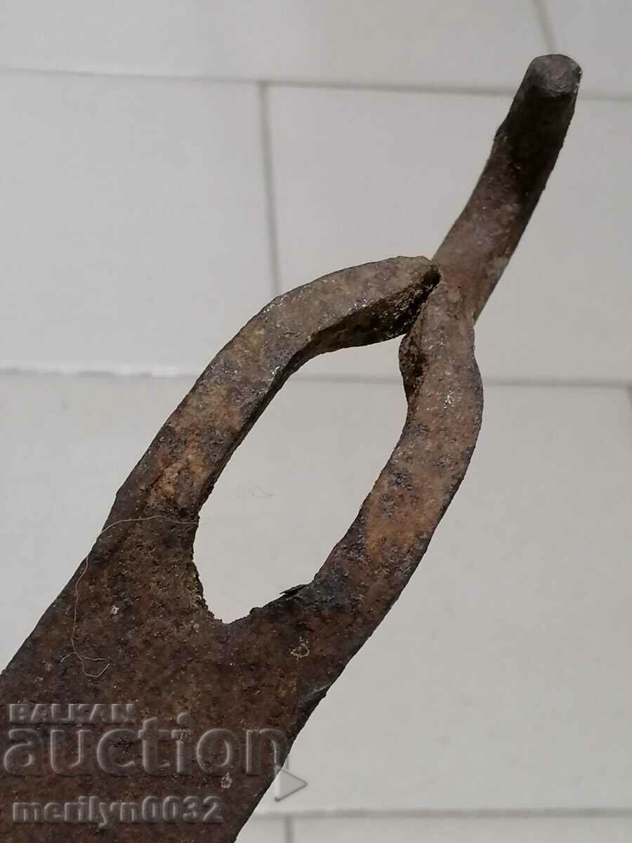 Old carved wrought iron padlock primitive chain - 7 Old carved wrought iron padlock primitive chain - 7