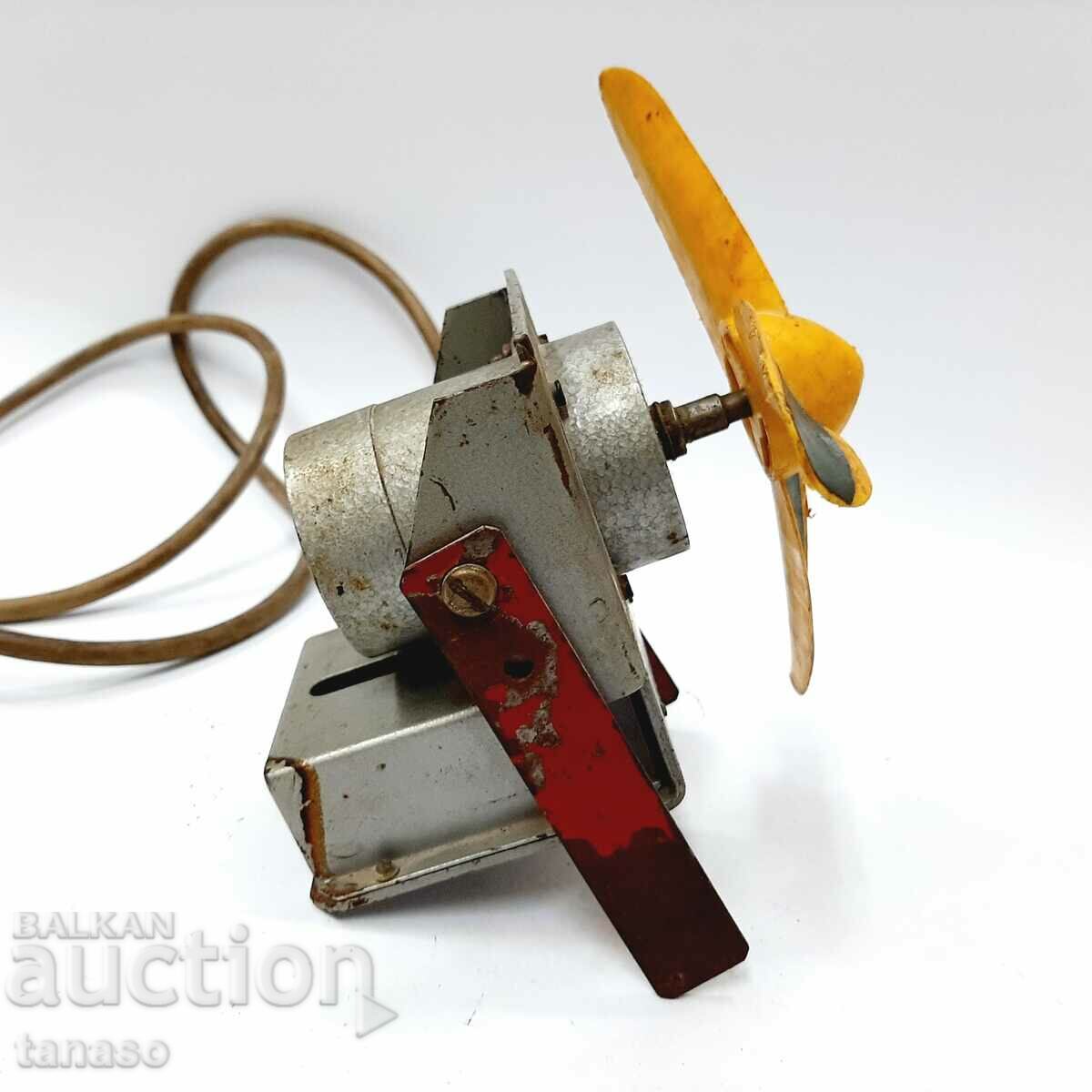 Delivery of Old soviet industrial fan working(9.4) Delivery of Old soviet industrial fan working(9.4)