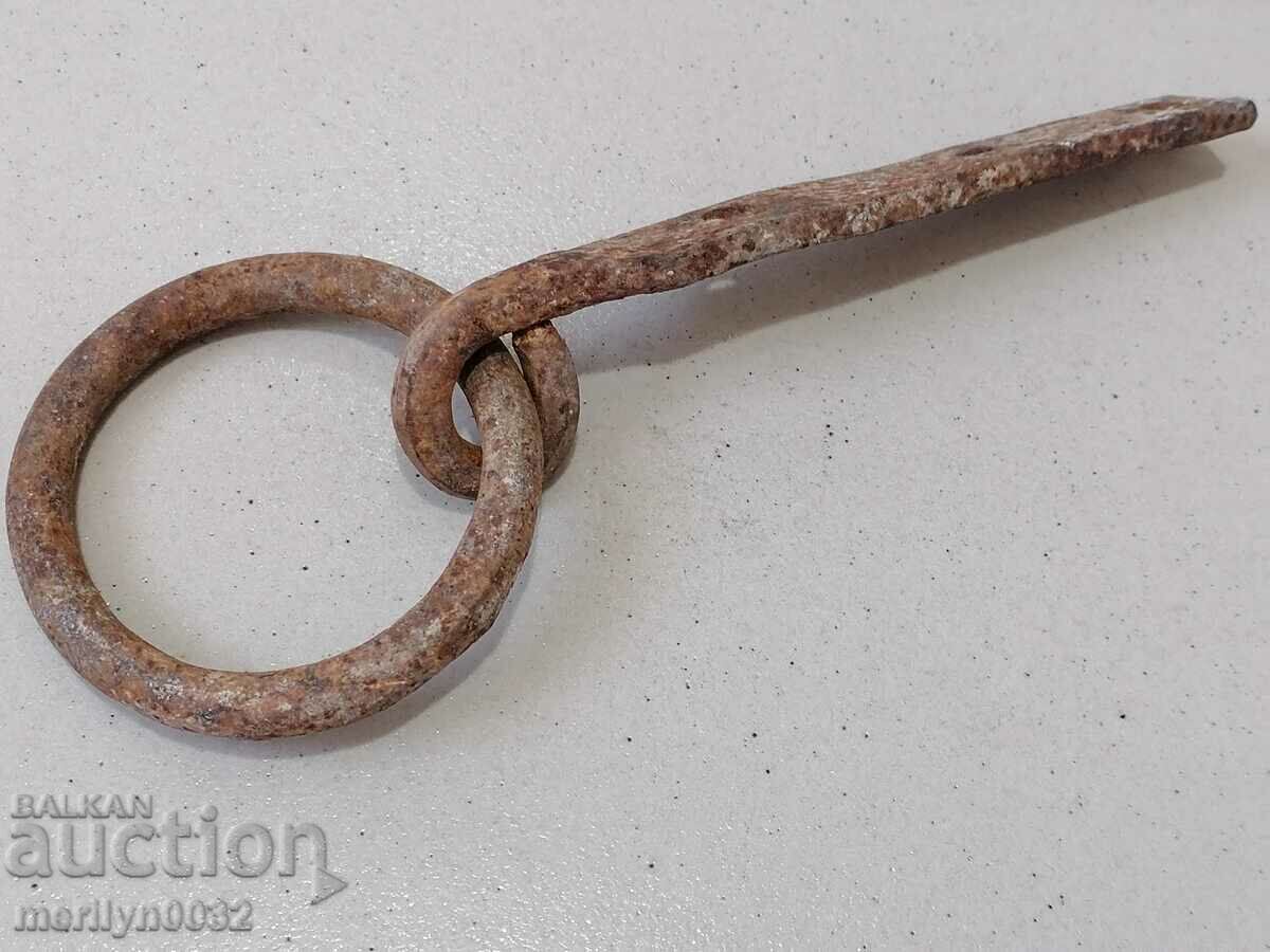 Δημοπρασία Μεντεσέ με πρωτόγονη αλυσίδα από σφυρήλατο σίδερο