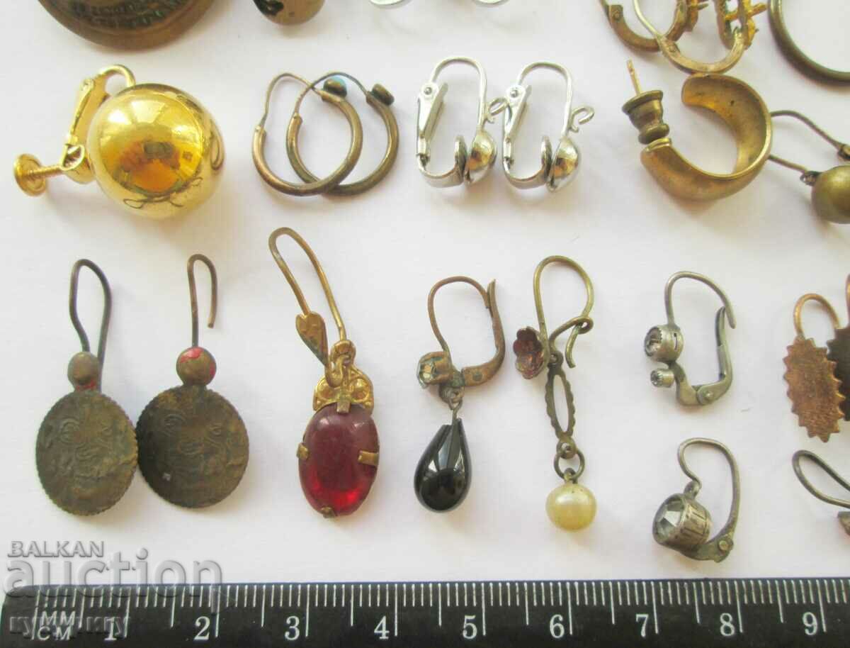 Delivery of Lot of old vintage ladies earrings with missing parts Delivery of Lot of old vintage ladies earrings with missing parts