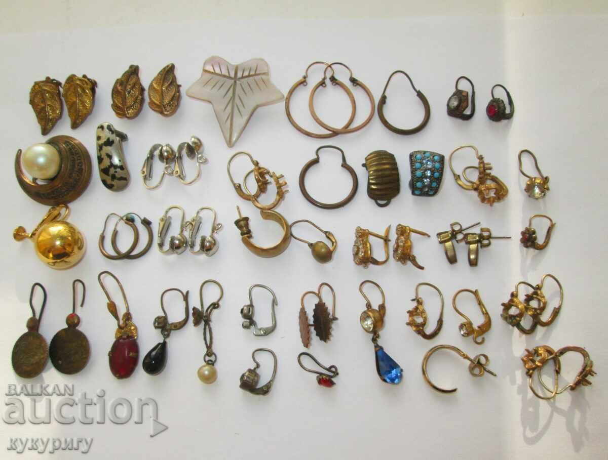 Πολλά παλιά vintage γυναικεία σκουλαρίκια με εξαρτήματα που λείπουν
