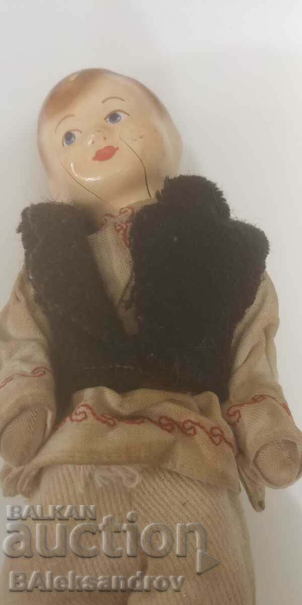 Много стара рядка кукла с носия
