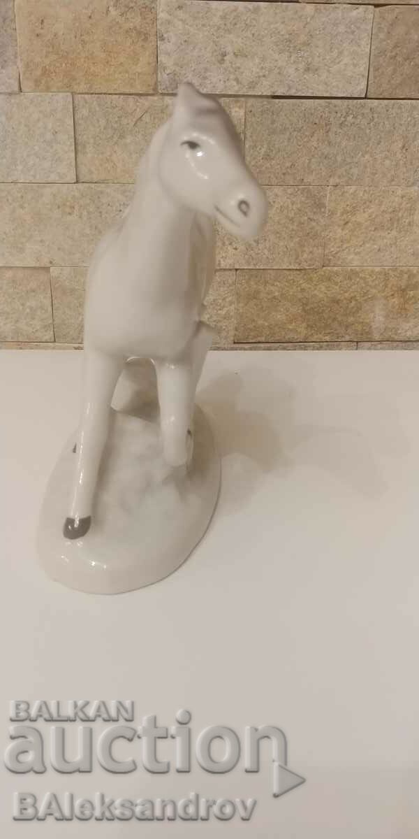 IZIFA porcelain figure