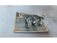 Снимка Трима мъже на брега на морето