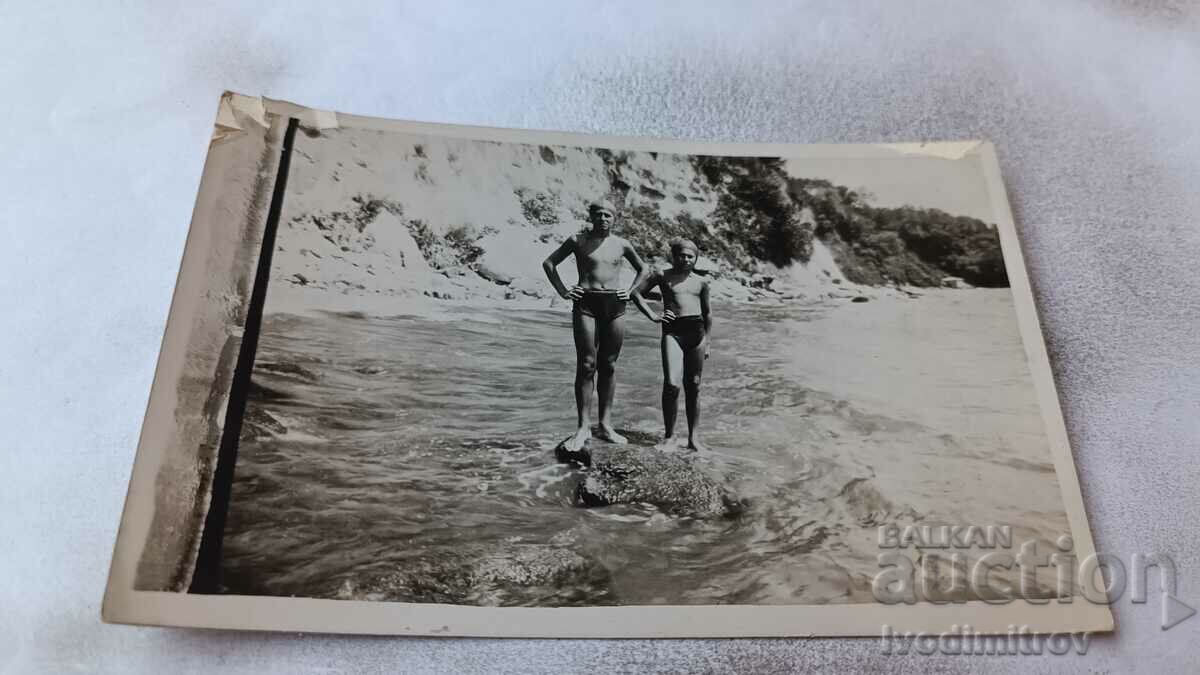 Φωτογραφία Δύο αγόρια στην παραλία