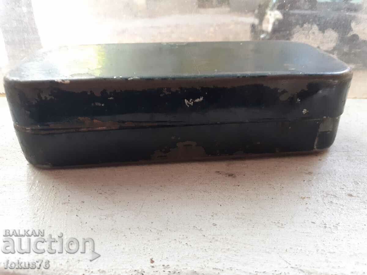 Аукцион Стара метална кутия Аукцион Стара метална кутия