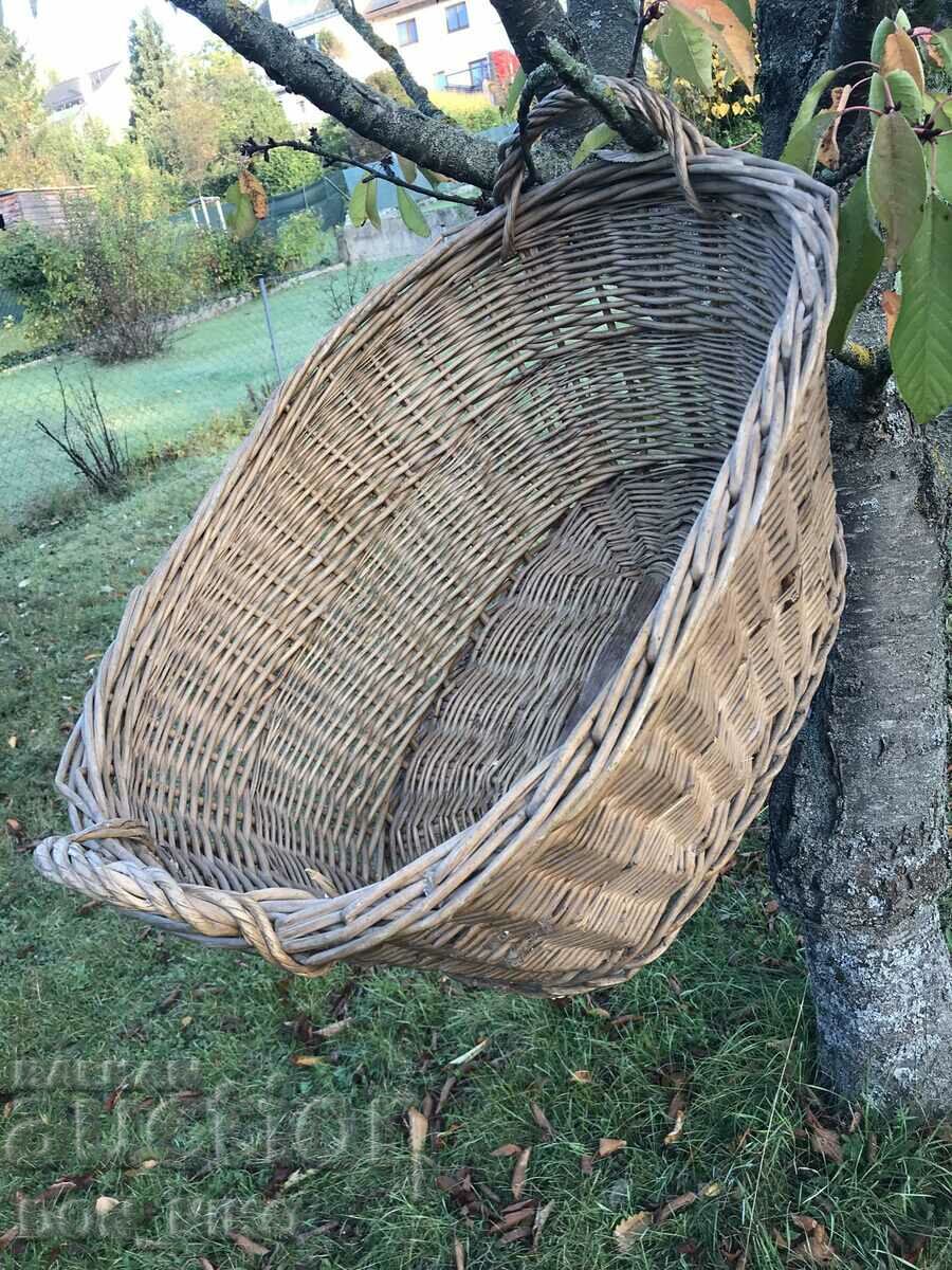 Un coș mare țesut cu preț 100.00 BGN | € 51.13 Un coș mare țesut cu preț 100.00 BGN | € 51.13