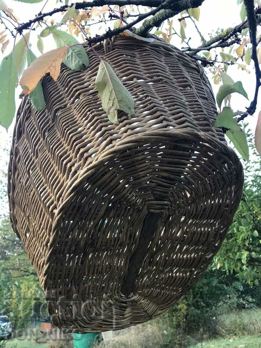 Livrarea Un coș mare țesut Livrarea Un coș mare țesut