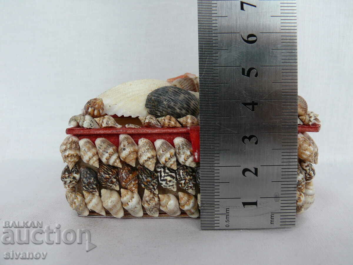 Interesting old box #1980 - 7 Interesting old box #1980 - 7