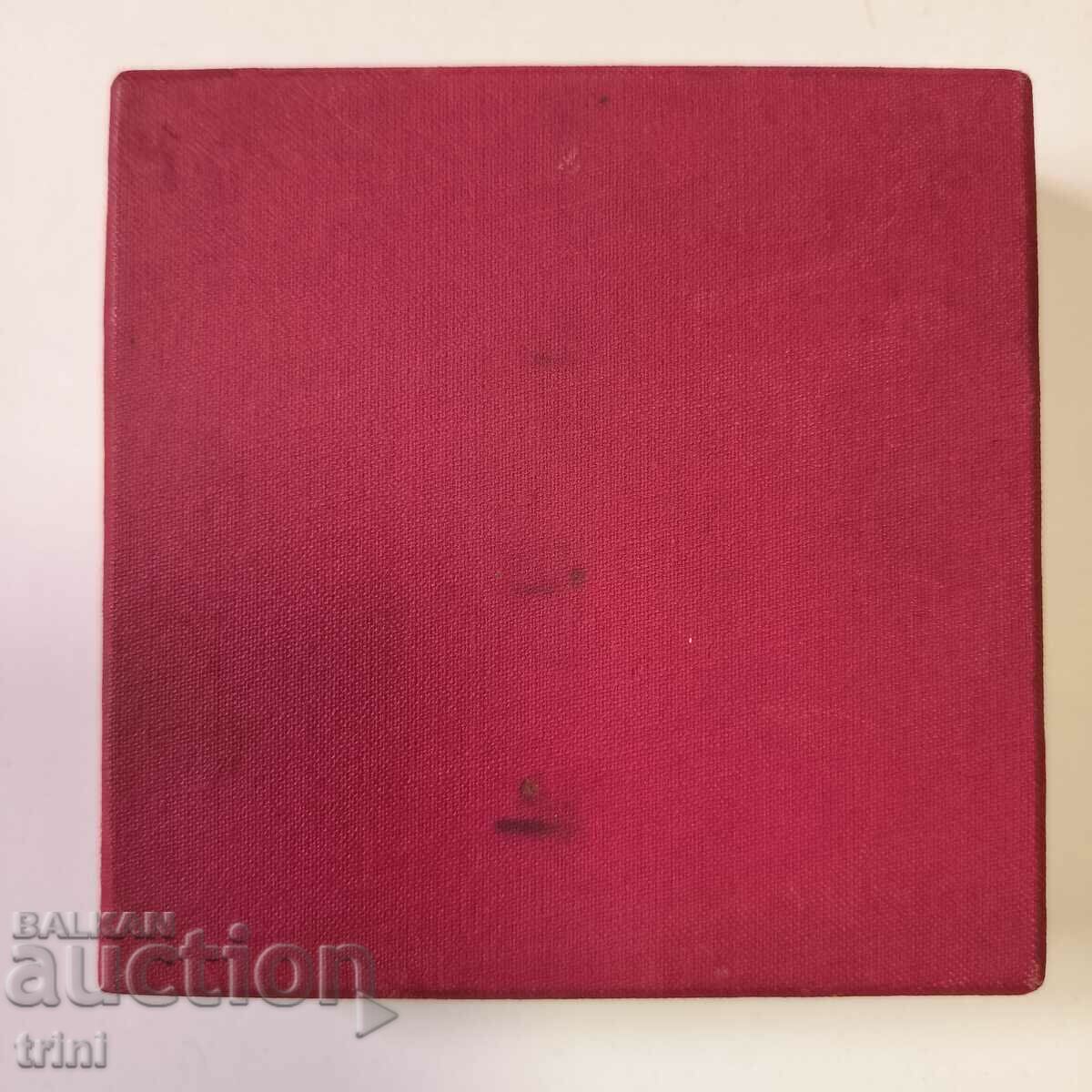 Auction  Table medal 25 years BULGARIAN MINT and badge