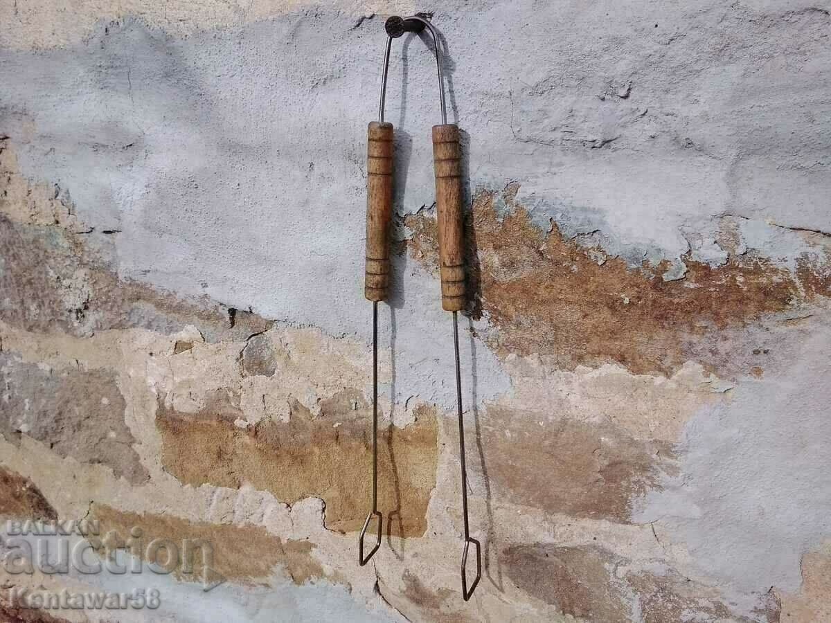 Auction Grill grill and grill tongs. Auction Grill grill and grill tongs.