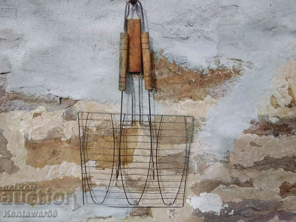 Grătar și clește pentru grătar. Grătar și clește pentru grătar.