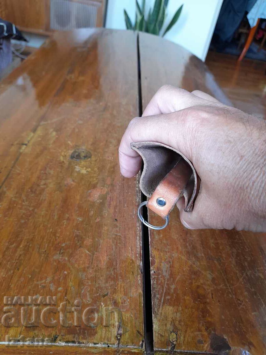 Delivery of Old leather key ring Delivery of Old leather key ring