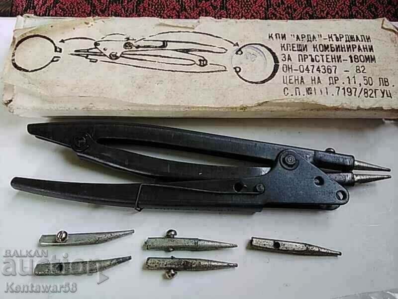 Snap ring pliers (snap ring pliers) with price 33.00 BGN | € 16.87 Snap ring pliers (snap ring pliers) with price 33.00 BGN | € 16.87