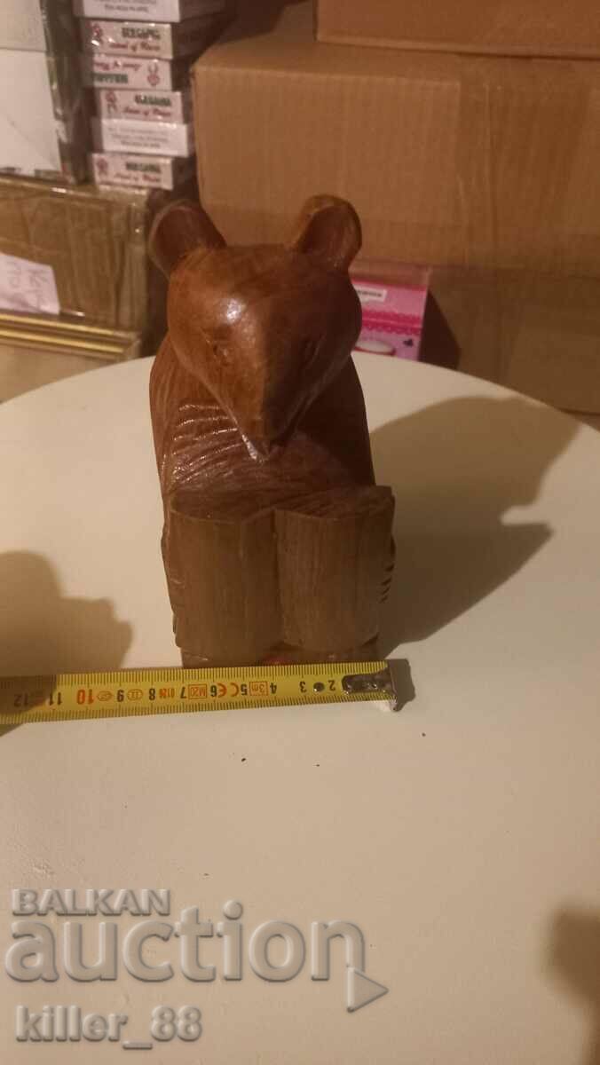 Urs sculptat în lemn