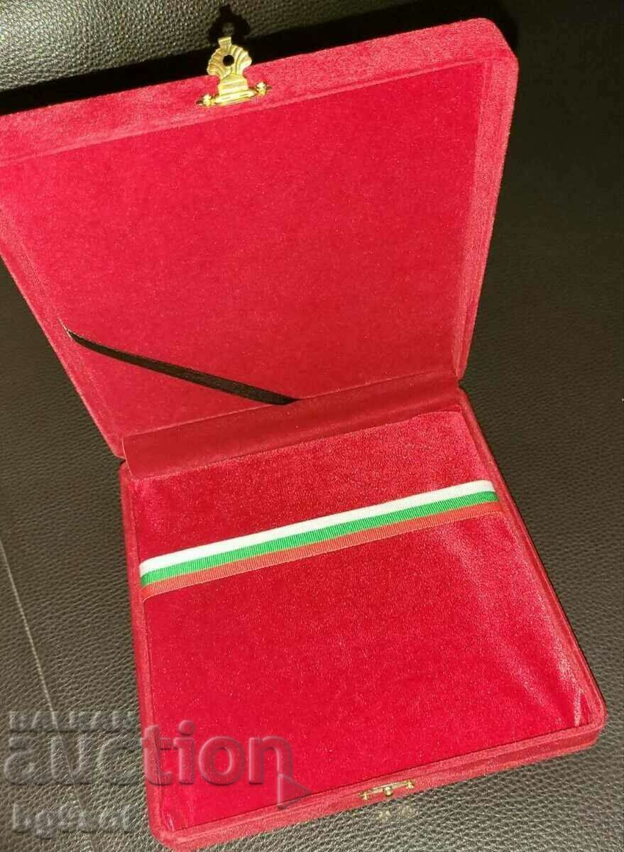 Δημοπρασία ΒΕΛΟΥΔΙΝΟ ΚΟΥΤΙ ΜΕ ΕΘΝΟΣ