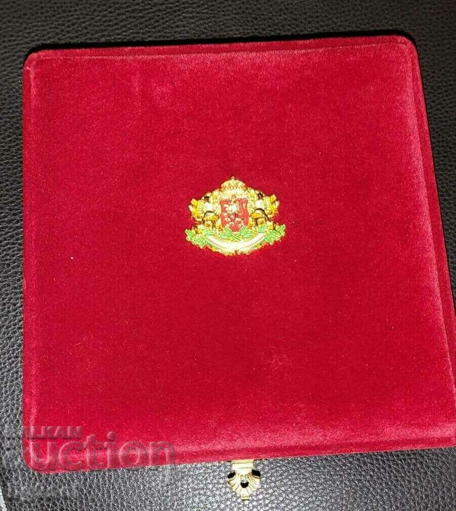 Delivery of VELVET BOX WITH COAT OF ARMS