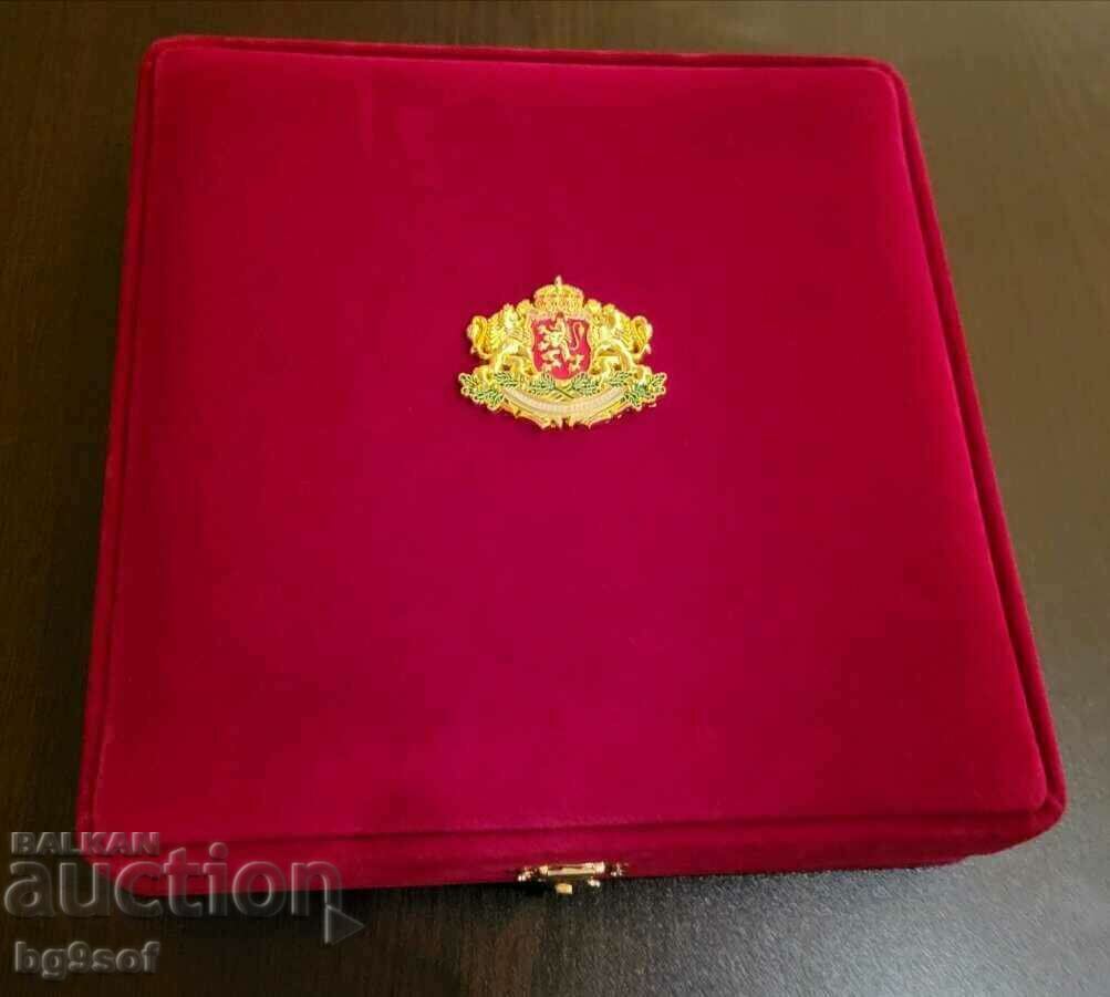 VELVET BOX WITH COAT OF ARMS