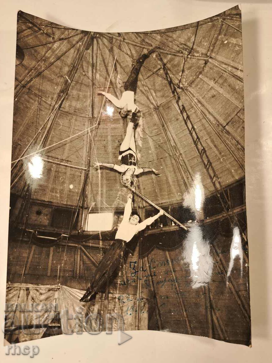 1962, trio-ul de circ Stanchevi a autografat foto acrobați