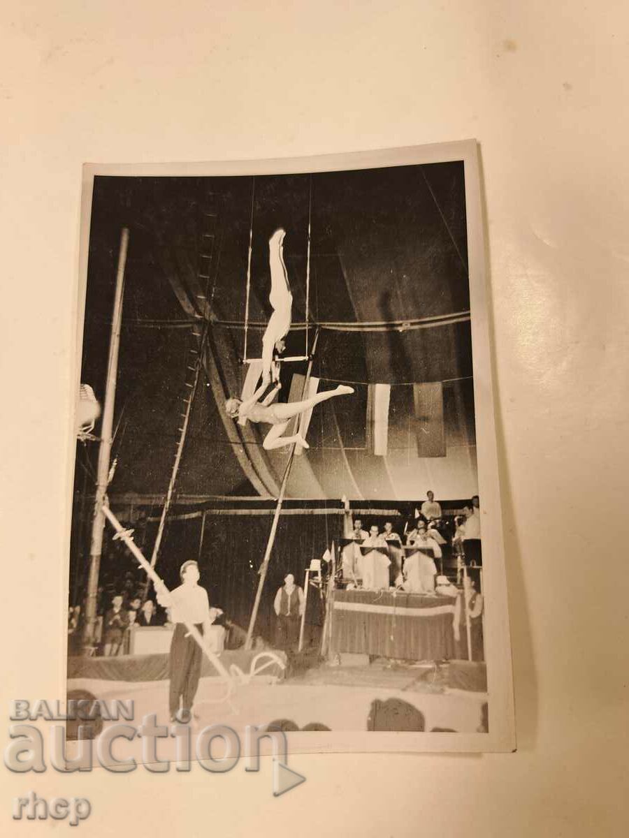 Български цирк 60те г. акробати стара снимка