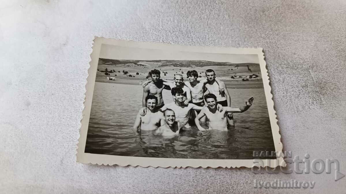 Photo Young men at sea