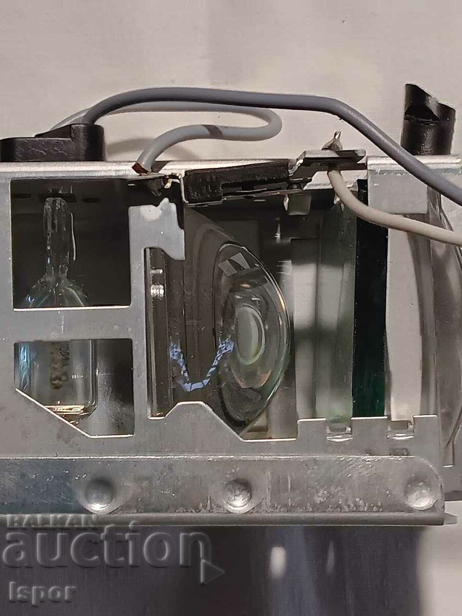 Lamp and remote from an overhead projector with price 8.00 BGN | € 4.09 Lamp and remote from an overhead projector with price 8.00 BGN | € 4.09