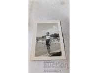 Φωτογραφία Ένα αγόρι με vintage μαγιό δίπλα σε μια πισίνα