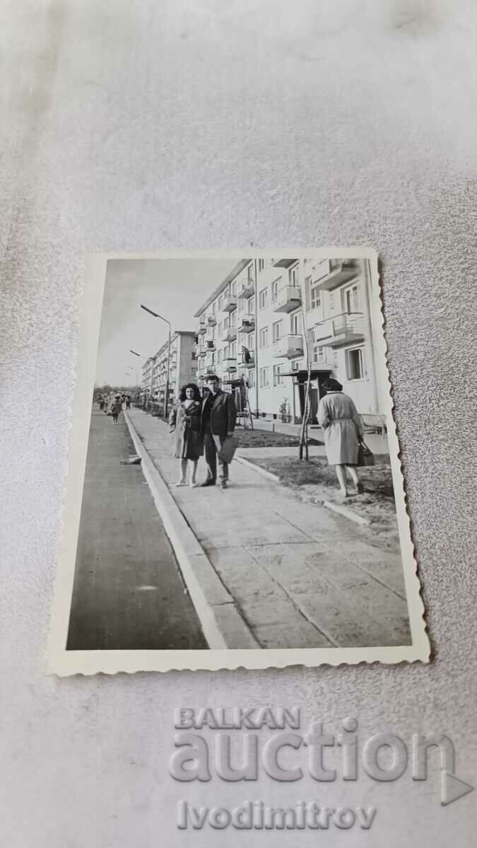 Photo Sofia Man and woman on the sidewalk