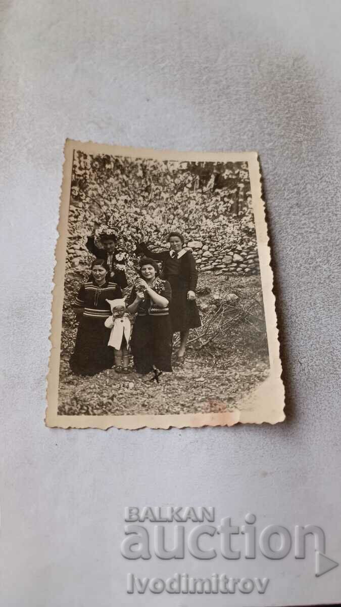 Снимка Ловечъ Четири жени и малко момиченце в парка 1941