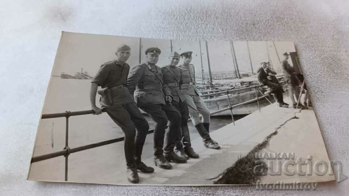 Снимка Солунъ Четирима офицери на пристанището 1943