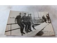 Снимка Солунъ Четирима офицери на пристанището 1943