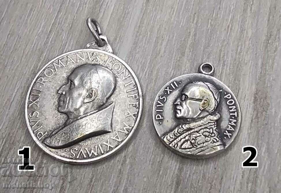 Δύο καθολικά μετάλλια από το 1950.