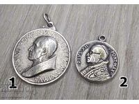Δύο καθολικά μετάλλια από το 1950.