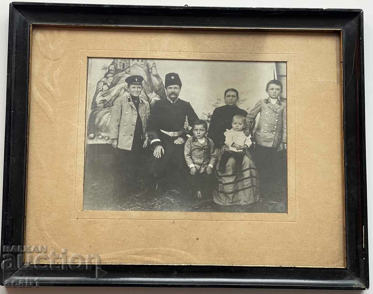Фотография Военен със семейството си в рамка
