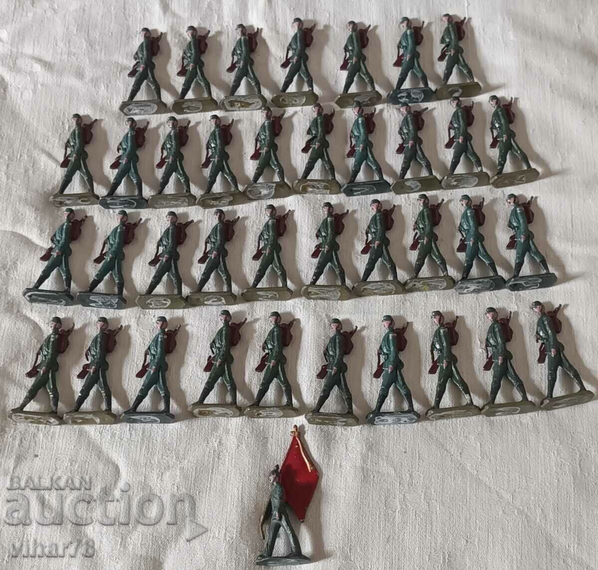 Auction Lot of 38 lead soldiers-figures Auction Lot of 38 lead soldiers-figures