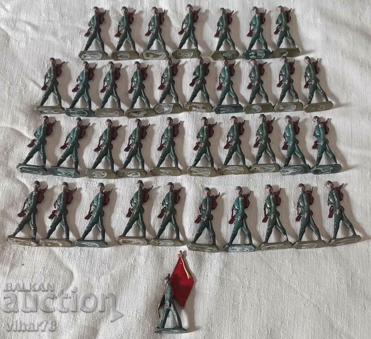 Lot de 38 de soldați-figurine de plumb