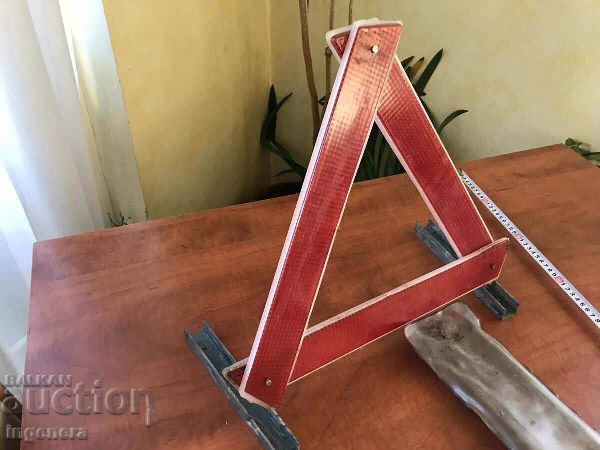 Auction CAR EMERGENCY REFLECTIVE TRIANGLE Auction CAR EMERGENCY REFLECTIVE TRIANGLE