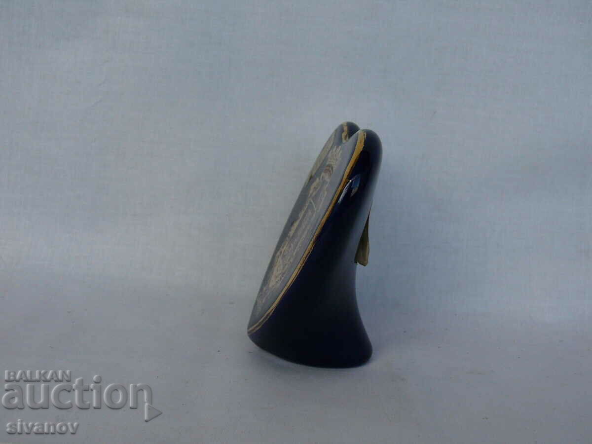 Interesting old porcelain heart with coat of arms #2133 with price 14.99 BGN | € 7.66 Interesting old porcelain heart with coat of arms #2133 with price 14.99 BGN | € 7.66