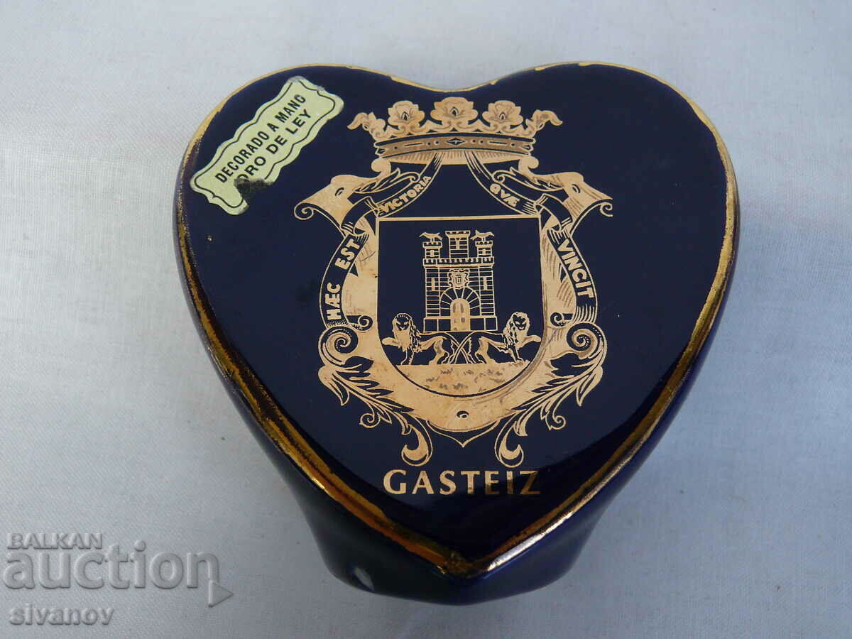 Delivery of Interesting old porcelain heart with coat of arms #2133 Delivery of Interesting old porcelain heart with coat of arms #2133
