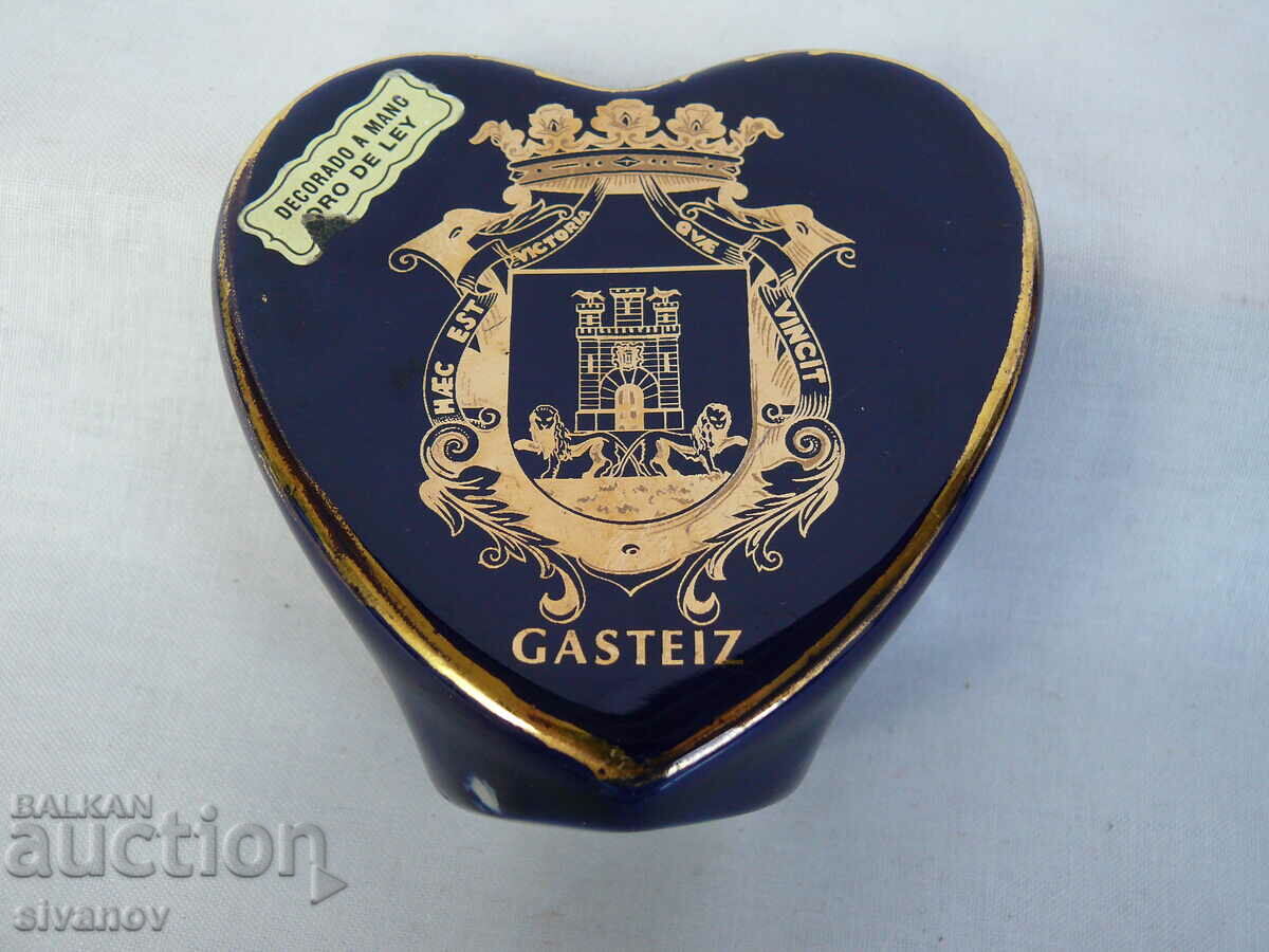 Интересно старо порцеланово сърце с герб #2133