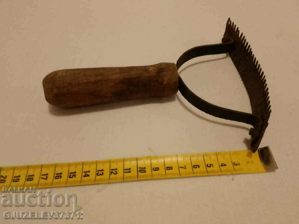 Стар гребен за животни дърво и ковано желязо с цена 39.00 лв. | € 19.94 Стар гребен за животни дърво и ковано желязо с цена 39.00 лв. | € 19.94