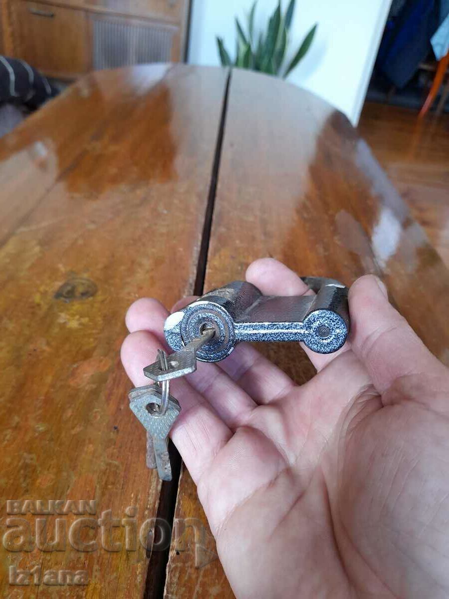 Delivery of Old padlock, suitcase Delivery of Old padlock, suitcase