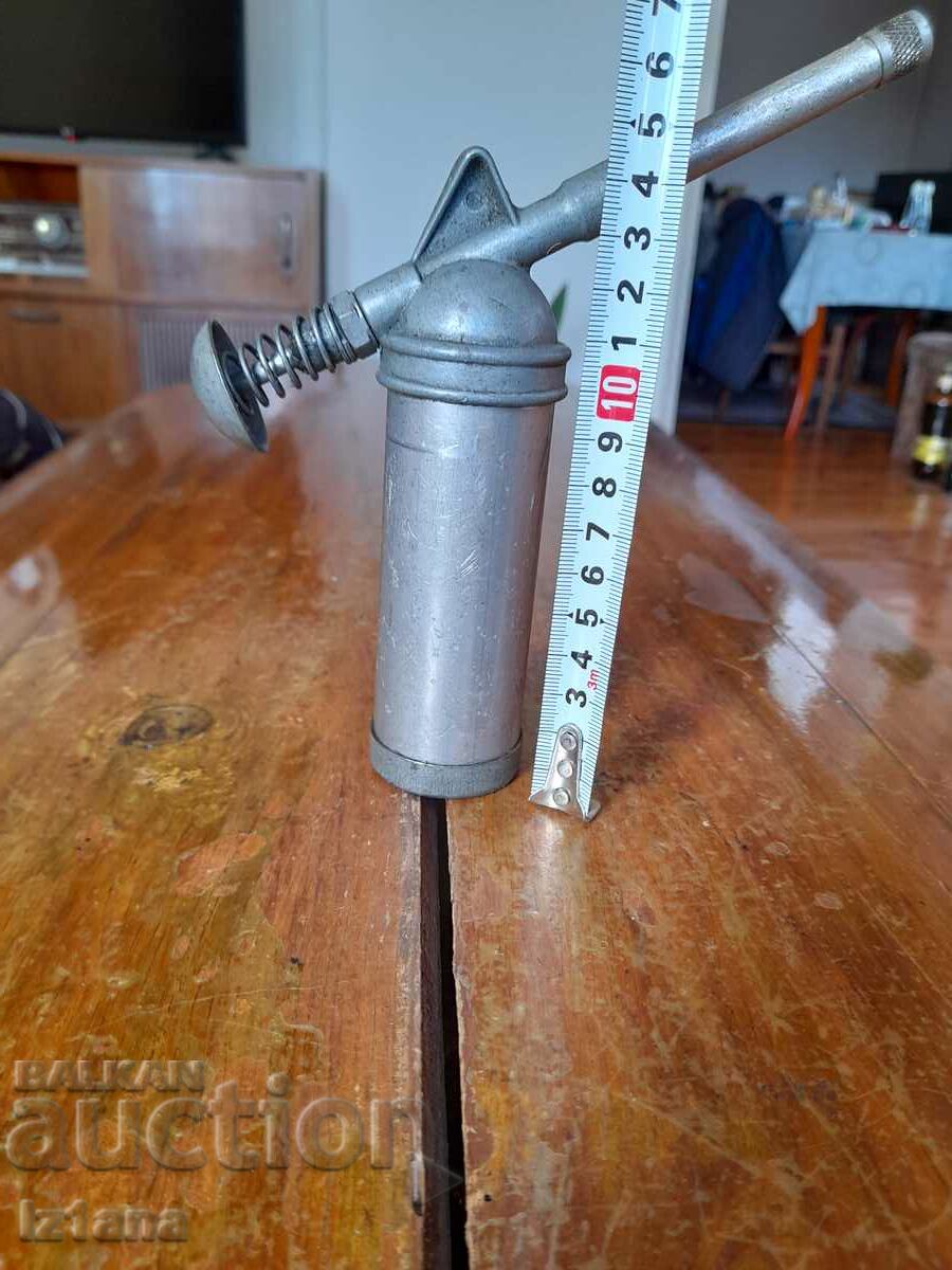 Old greaser with price 40.00 BGN | € 20.45 Old greaser with price 40.00 BGN | € 20.45