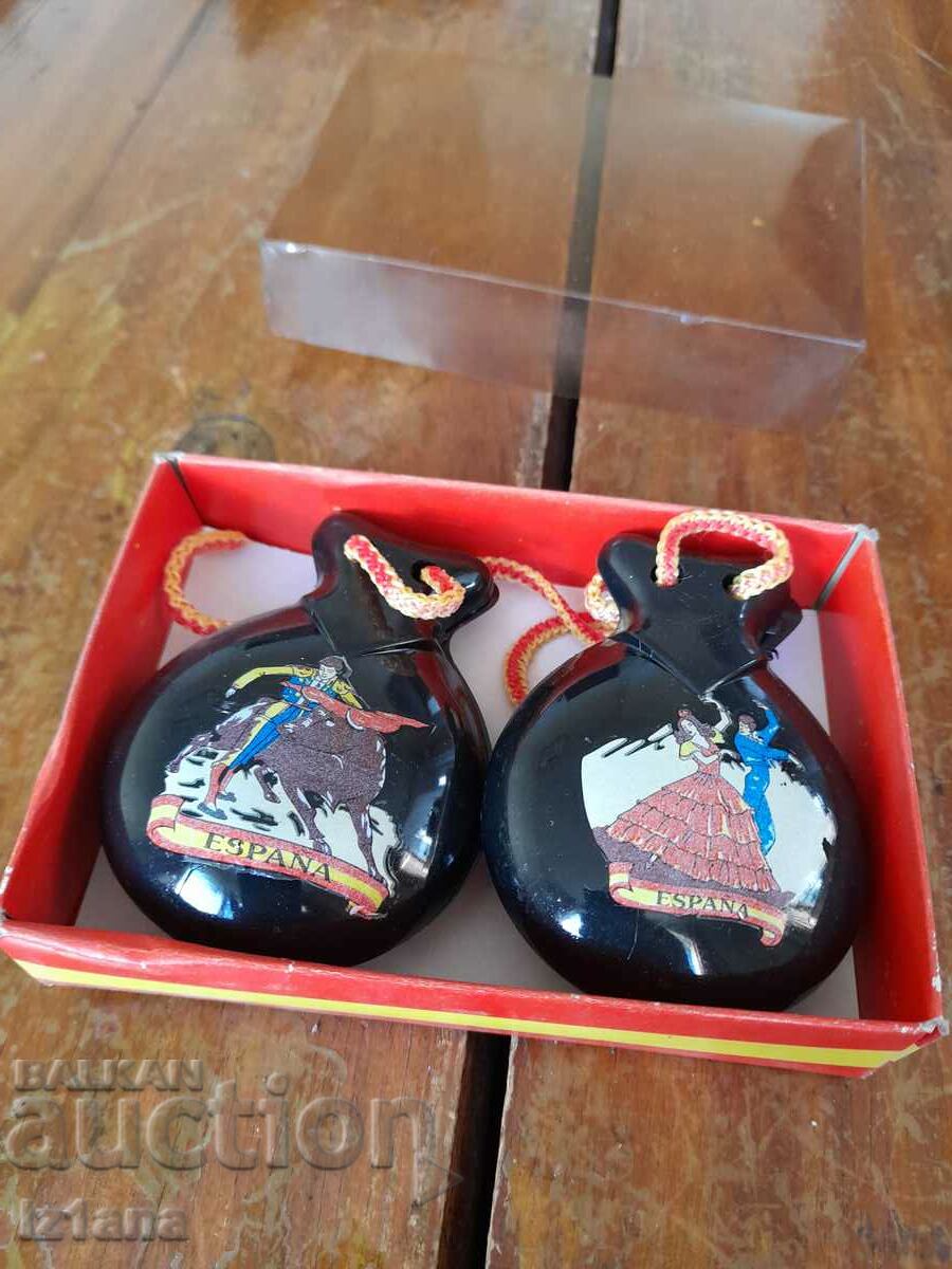 Castanete vechi cu preț 25.00 BGN | € 12.78 Castanete vechi cu preț 25.00 BGN | € 12.78